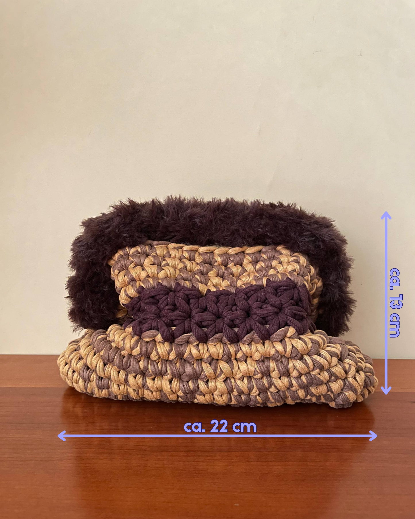 Borsa Crochet Handmade Multicolor con Manico in Pelliccia Marrone