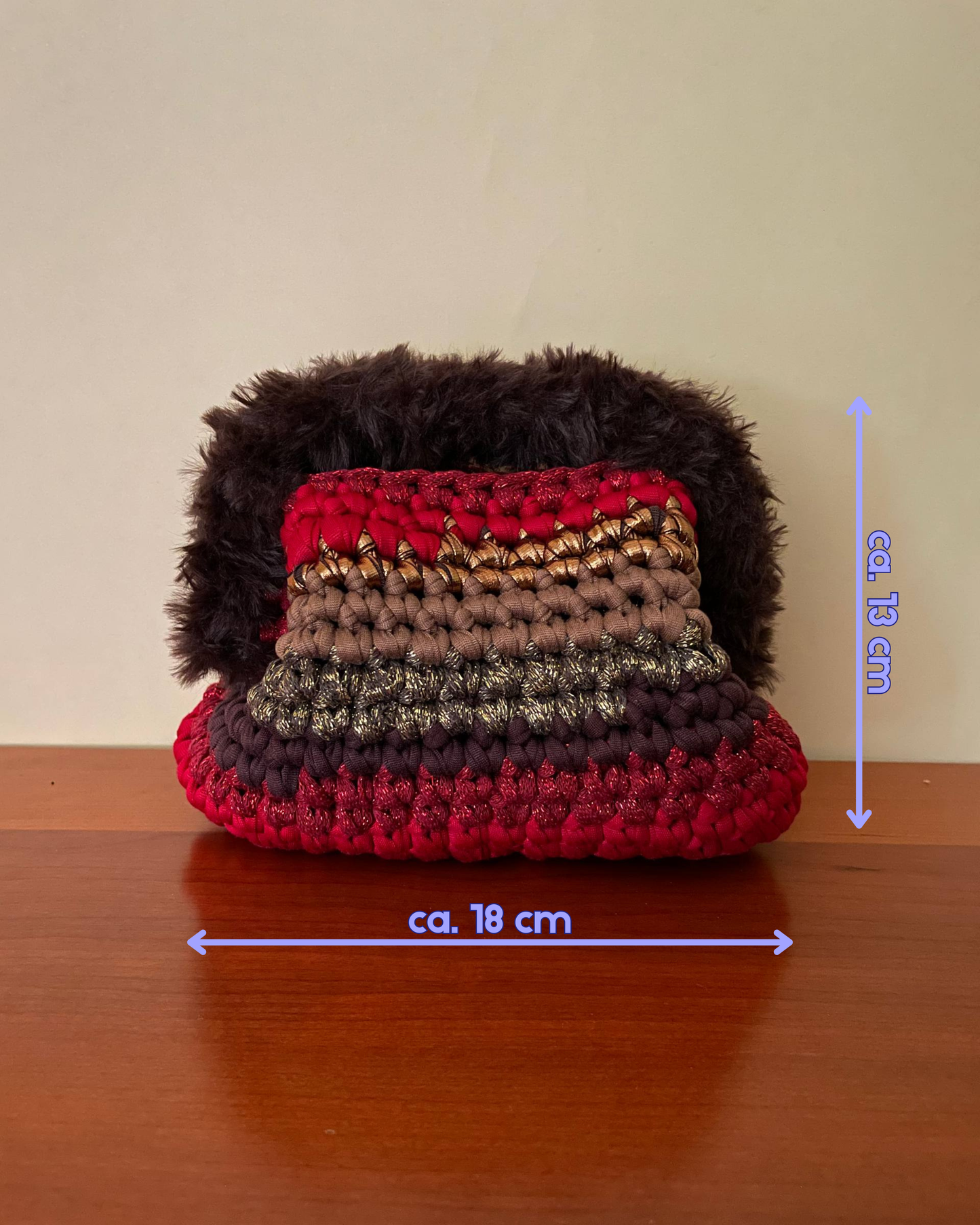 Borsa Crochet Handmade Oro e Rosso Lurex con Base Bordeaux e Manico in Pelliccia Marrone