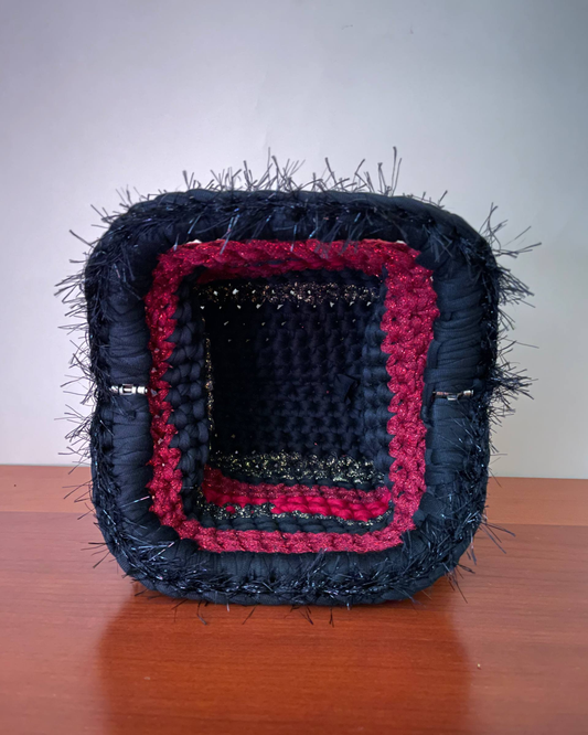 Borsa Crochet Handmade Oro e Rosso Lurex con Base Nera e Manico in Fur Lux Nero