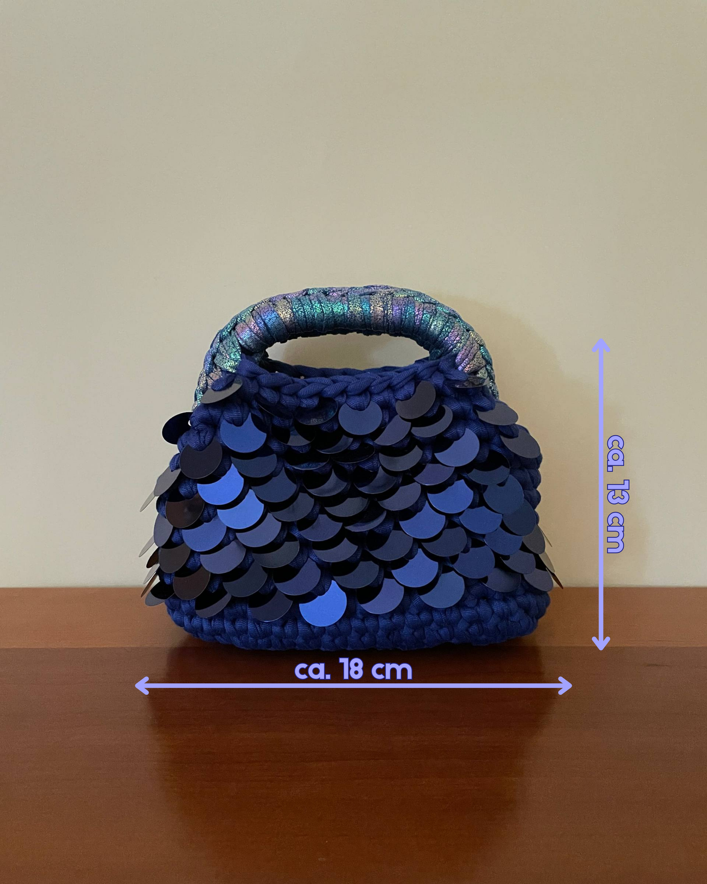 Borsa Crochet Handmade Blu Elettrico con Pailletes Blu e Manico Multicolore