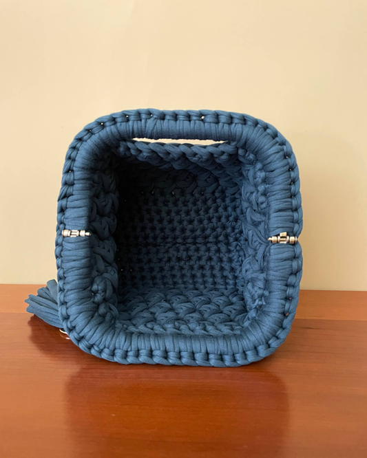 Borsa Crochet Handmade Ottanio con Nappina Laterale Ottanio e Ciondolo