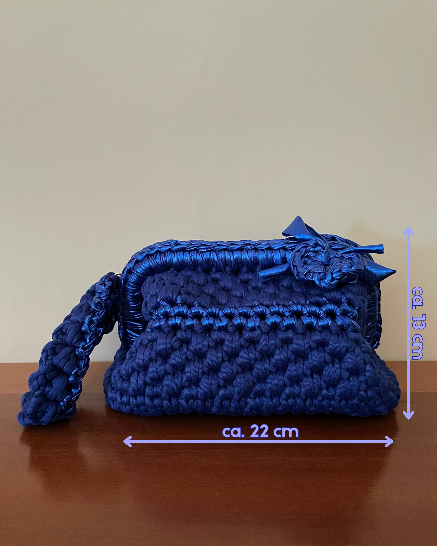 Borsa Crochet Handmade Blu Elettrico con Manico Esterno Blu e Fondo in Ecopelle Blu