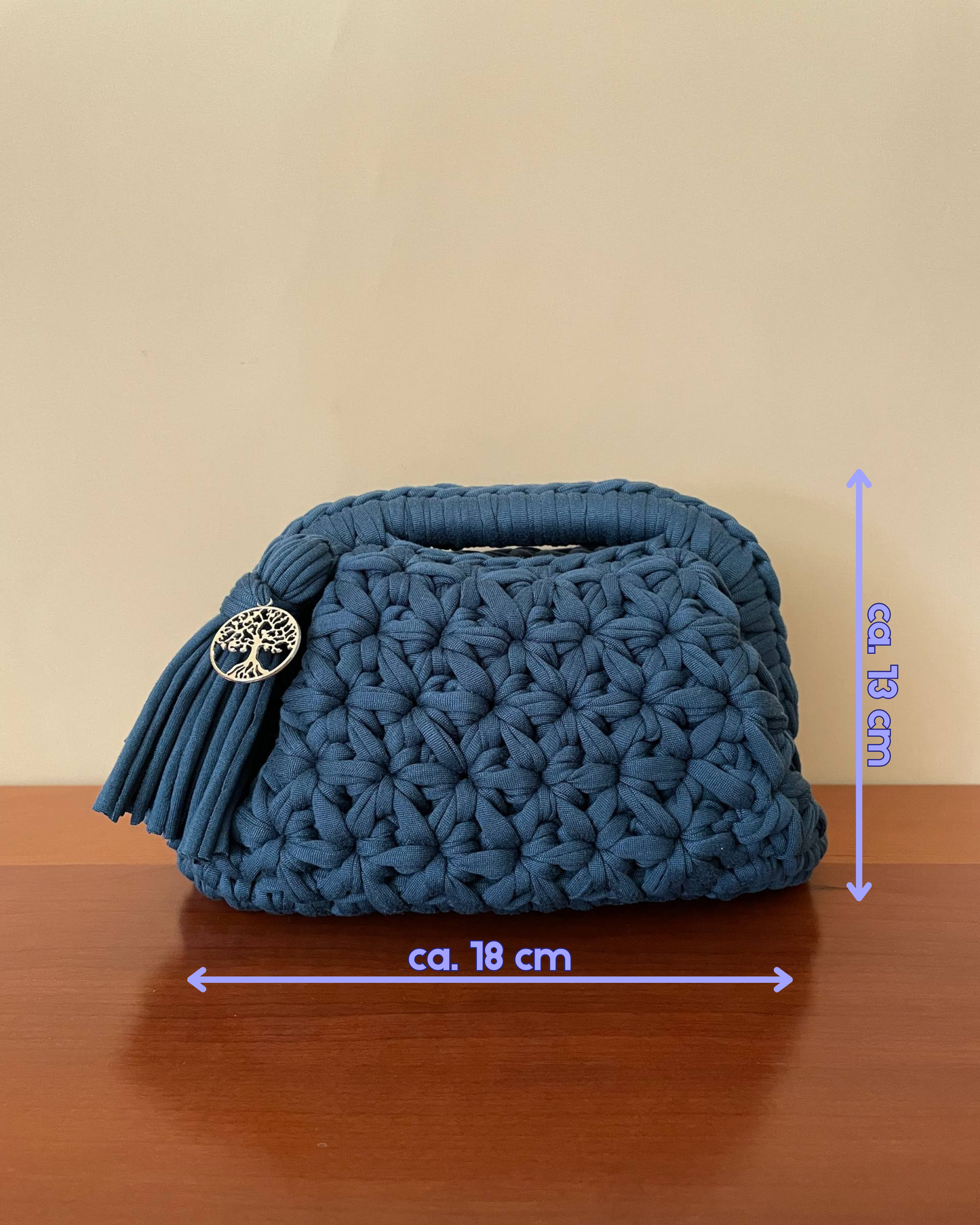Borsa Crochet Handmade Ottanio con Nappina Laterale Ottanio e Ciondolo