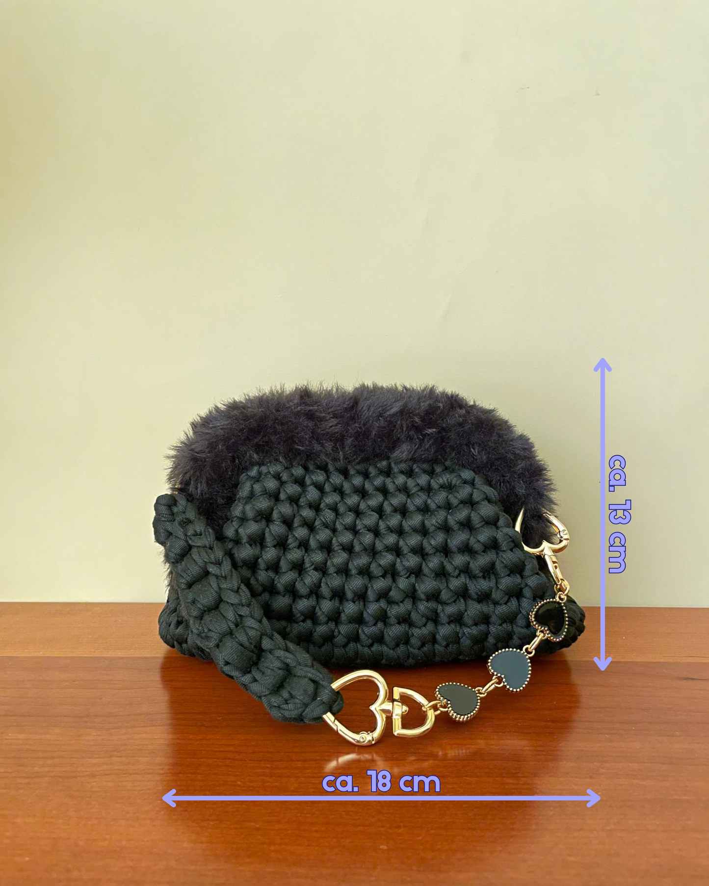 Borsa Crochet Handmade Nera con Manico in Pelliccia e Catena Dorata