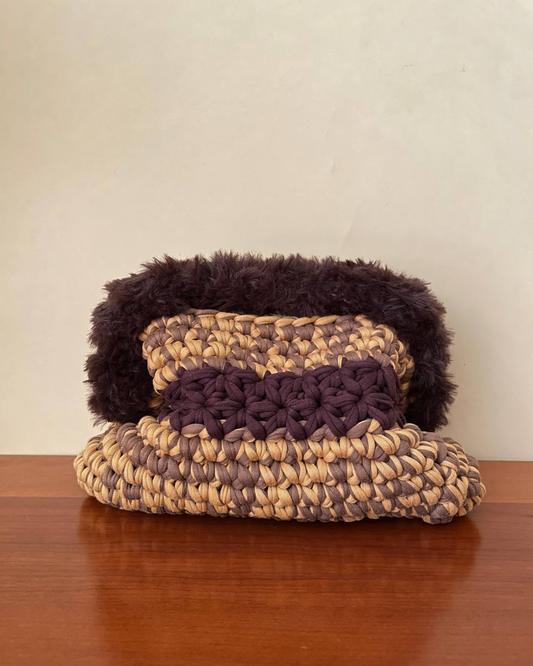 Borsa Crochet Handmade Multicolor con Manico in Pelliccia Marrone