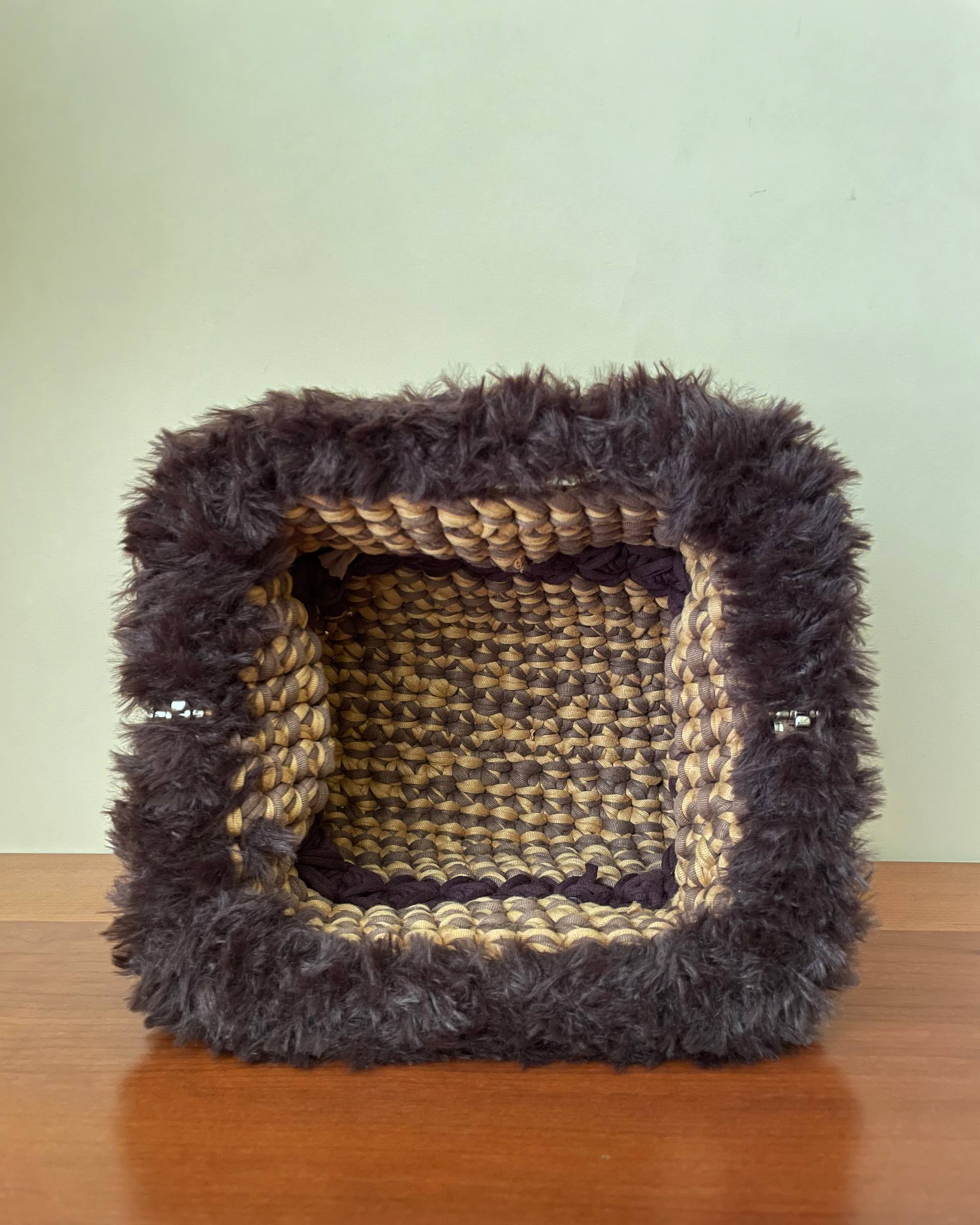 Borsa Crochet Handmade Multicolor con Manico in Pelliccia Marrone