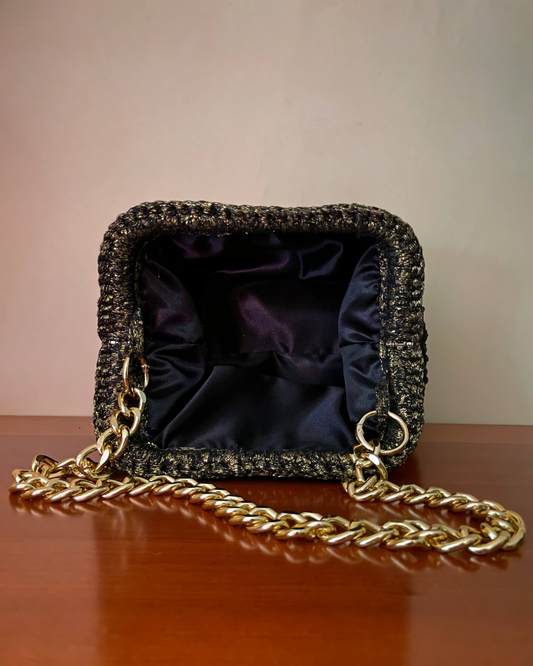 Borsa Crochet Handmade Nera con Manico Nero e Oro Lurex, Catena Dorata e Fondo in Ecopelle Nero