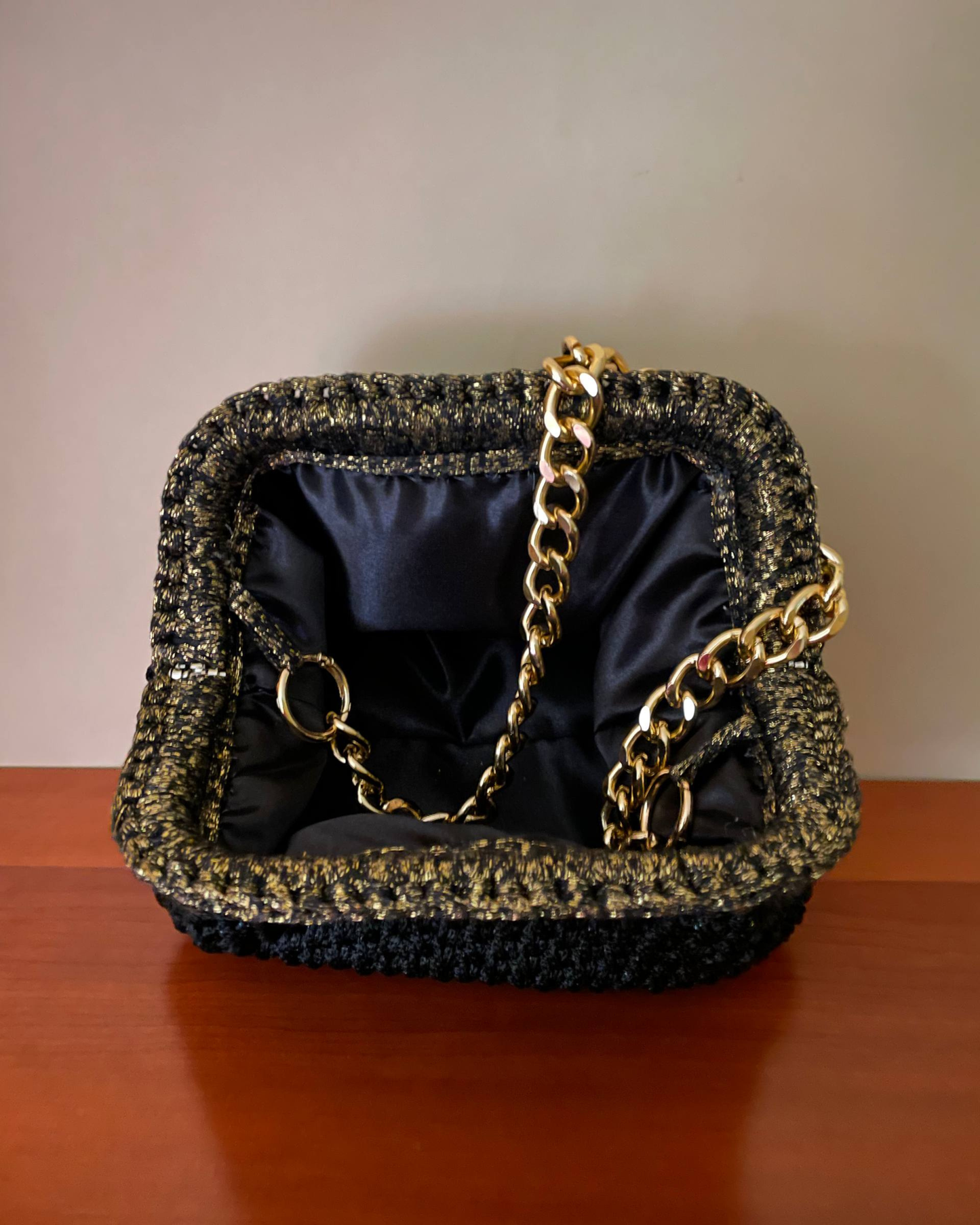 Borsa Crochet Handmade Nera con Manico Nero e Oro Lurex, Catena Dorata e Fondo in Ecopelle Nero
