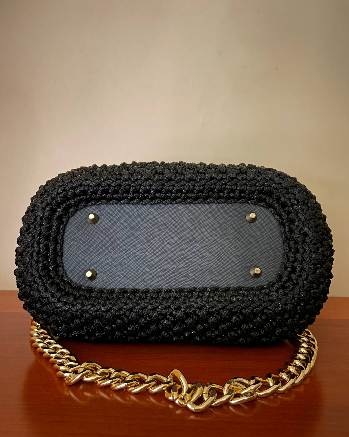 Borsa Crochet Handmade Nera con Manico Nero e Oro Lurex, Catena Dorata e Fondo in Ecopelle Nero
