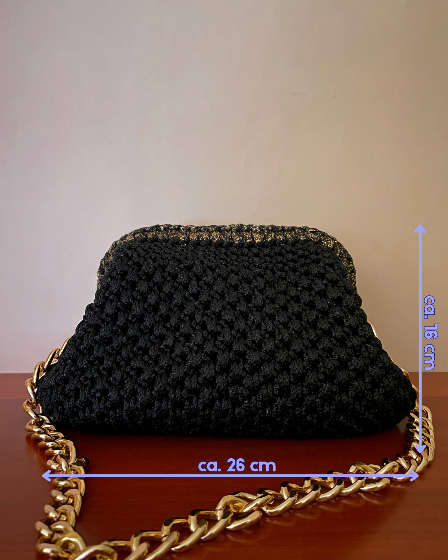 Borsa Crochet Handmade Nera con Manico Nero e Oro Lurex, Catena Dorata e Fondo in Ecopelle Nero