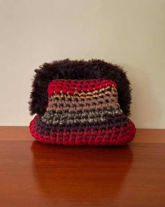 Borsa Crochet Handmade Oro e Rosso Lurex con Base Bordeaux e Manico in Pelliccia Marrone