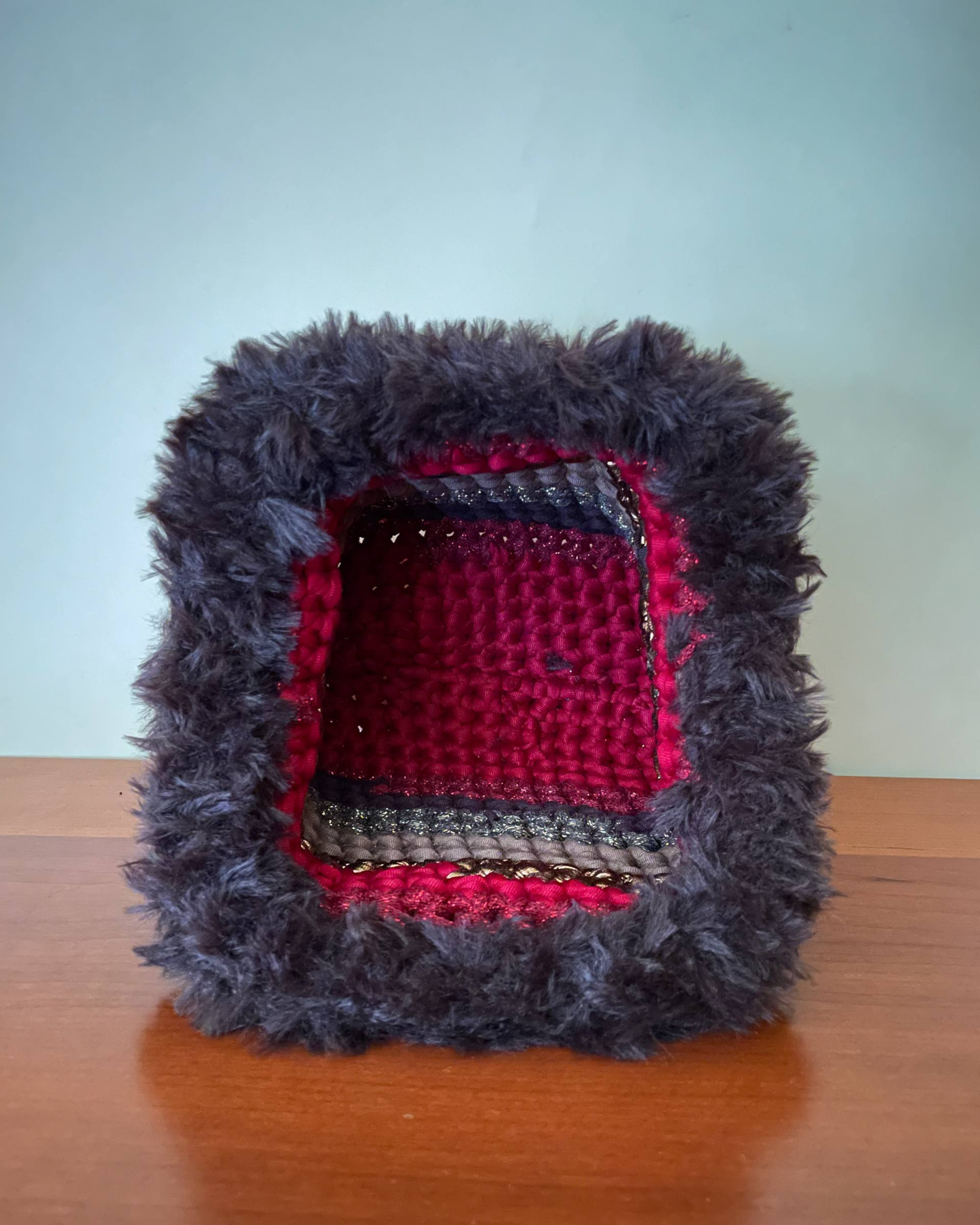 Borsa Crochet Handmade Oro e Rosso Lurex con Base Bordeaux e Manico in Pelliccia Marrone