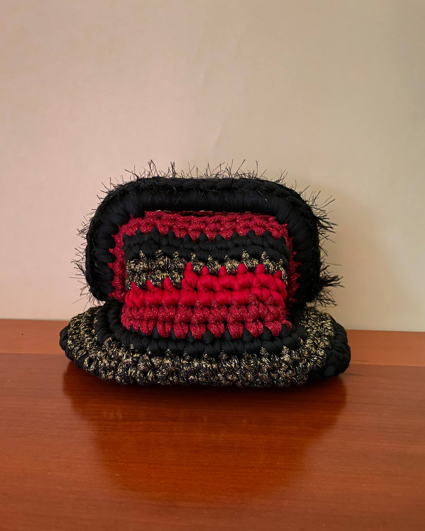 Borsa Crochet Handmade Oro e Rosso Lurex con Base Nera e Manico in Fur Lux Nero