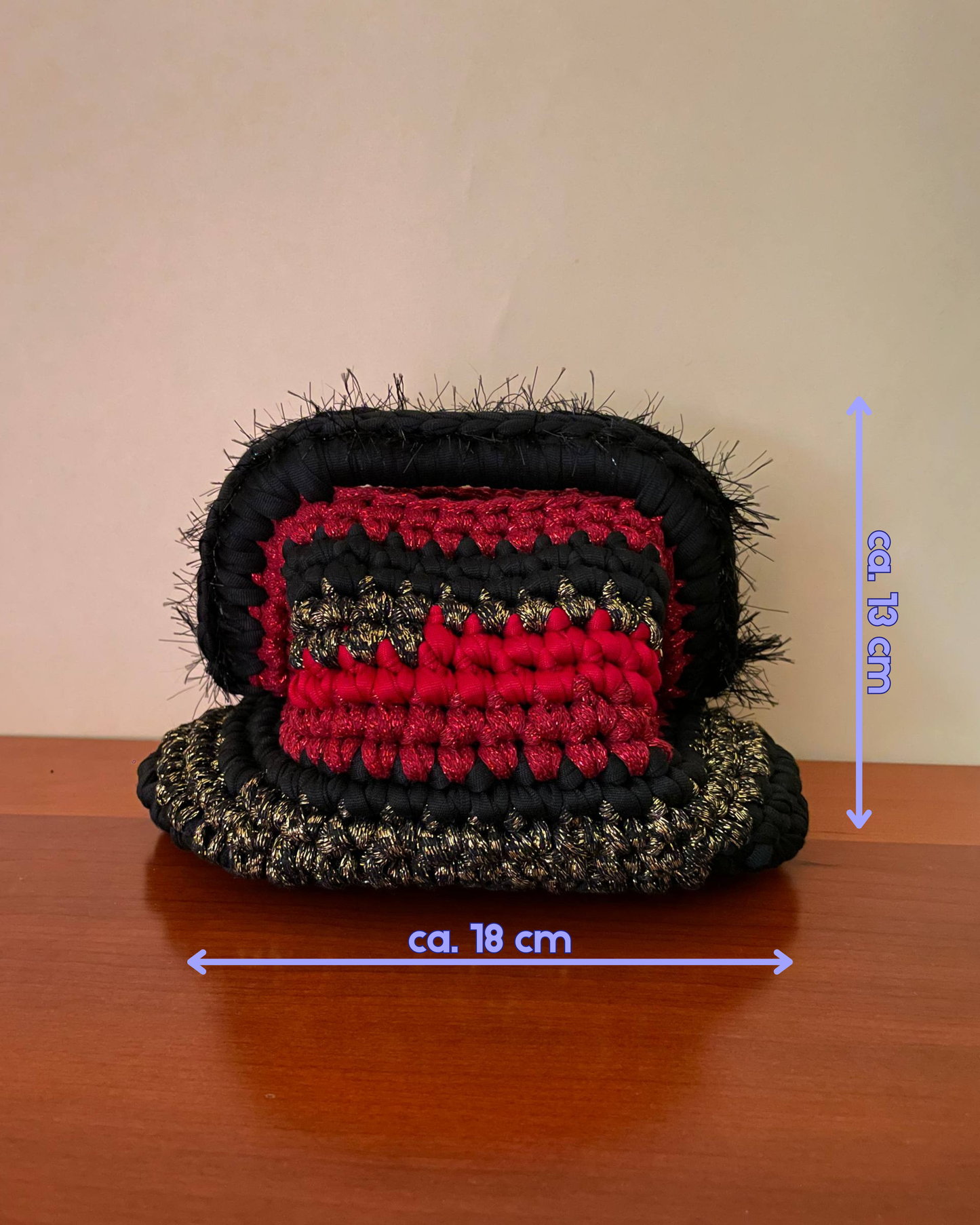 Borsa Crochet Handmade Oro e Rosso Lurex con Base Nera e Manico in Fur Lux Nero