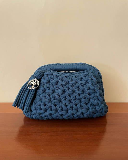 Borsa Crochet Handmade Ottanio con Nappina Laterale Ottanio e Ciondolo