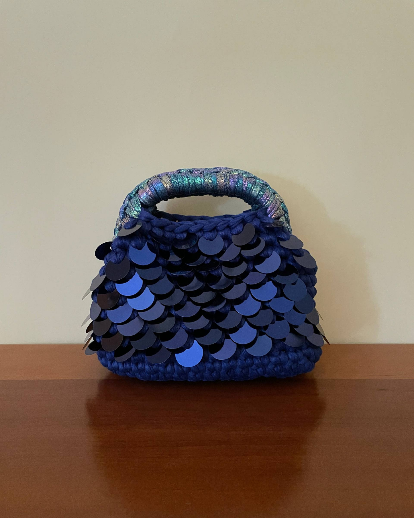 Borsa Crochet Handmade Blu Elettrico con Pailletes Blu e Manico Multicolore