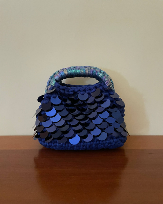 Borsa Crochet Handmade Blu Elettrico con Pailletes Blu e Manico Multicolore