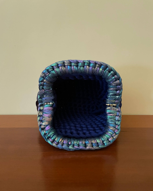 Borsa Crochet Handmade Blu Elettrico con Pailletes Blu e Manico Multicolore