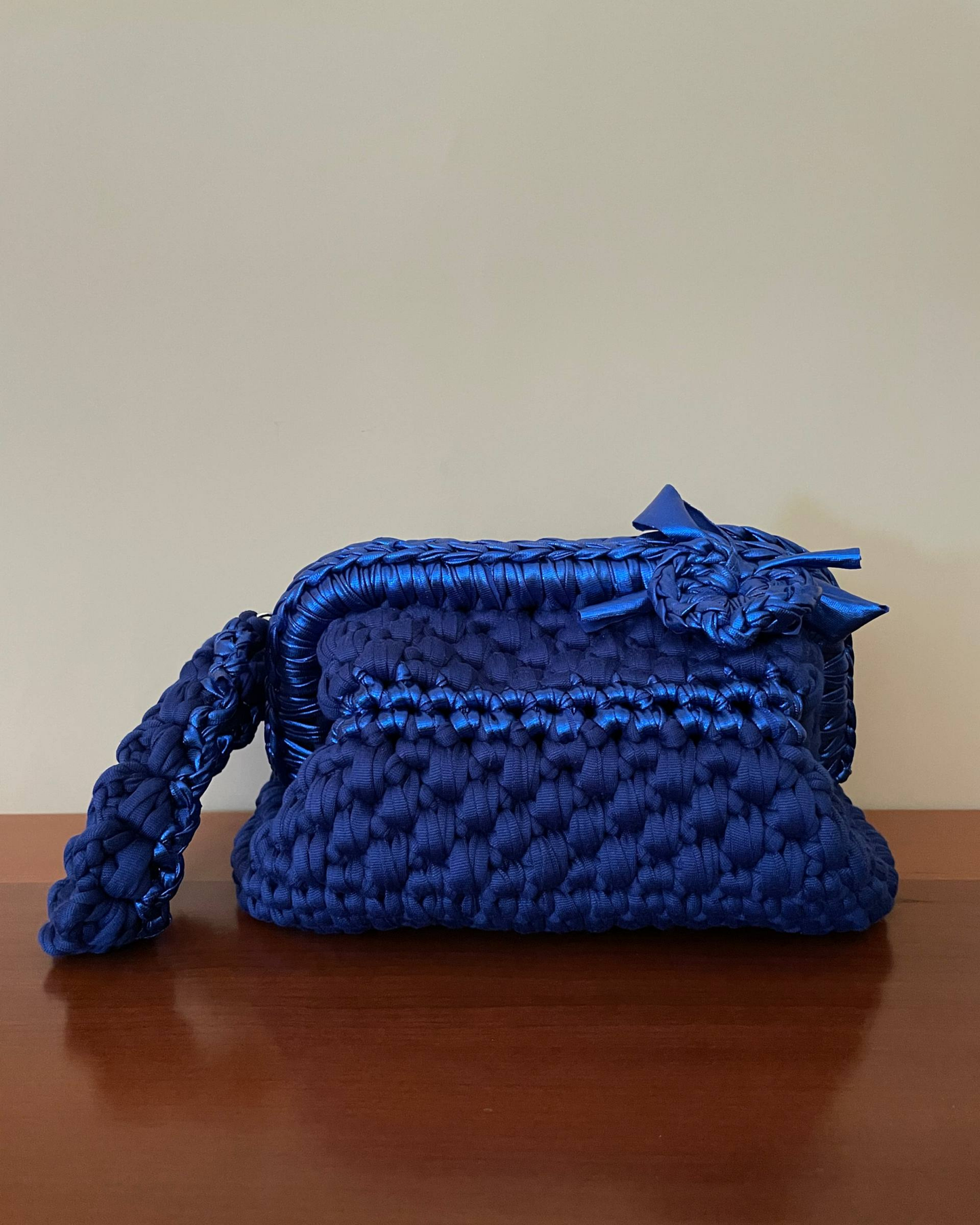 Borsa Crochet Handmade Blu Elettrico con Manico Esterno Blu e Fondo in Ecopelle Blu
