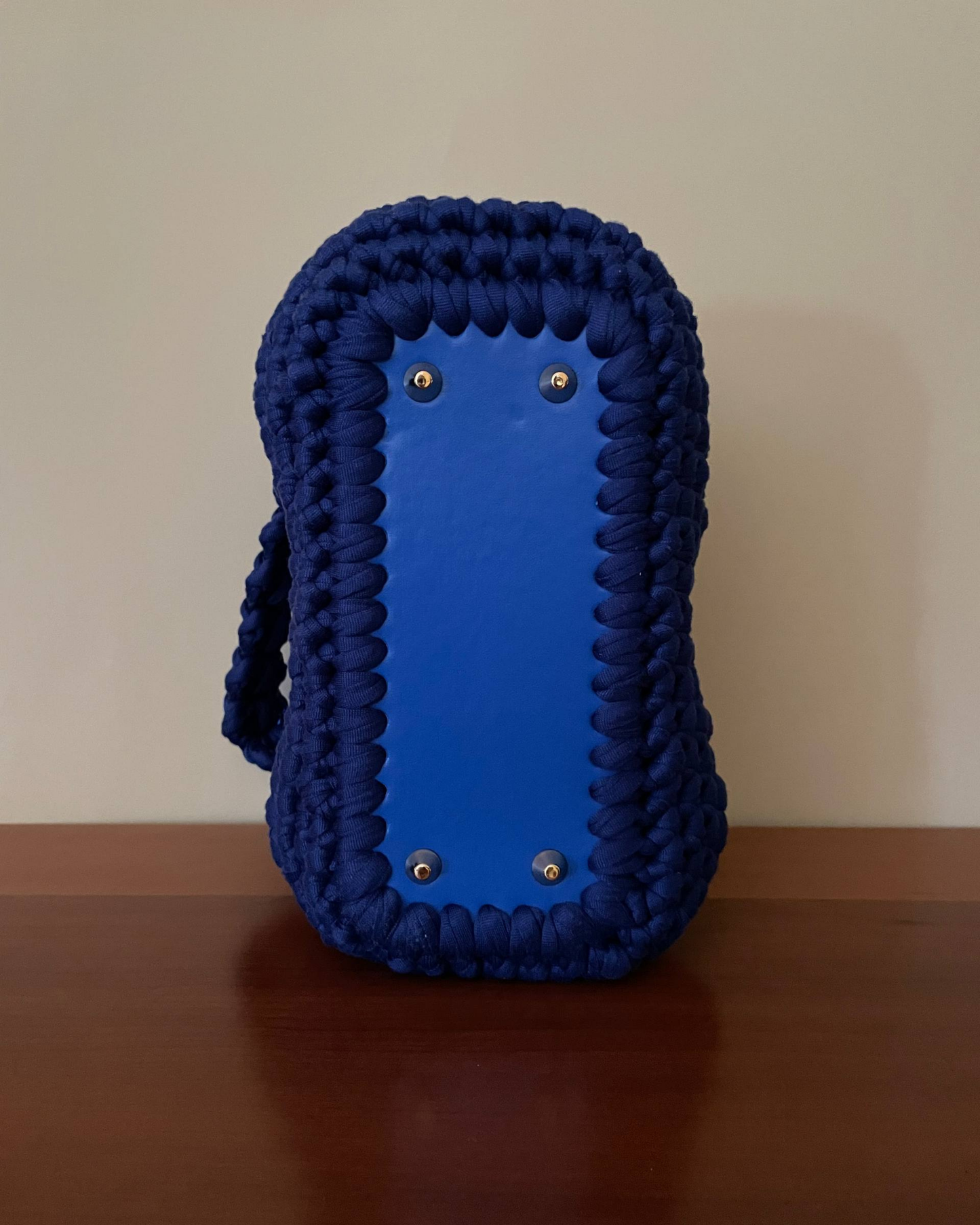 Borsa Crochet Handmade Blu Elettrico con Manico Esterno Blu e Fondo in Ecopelle Blu