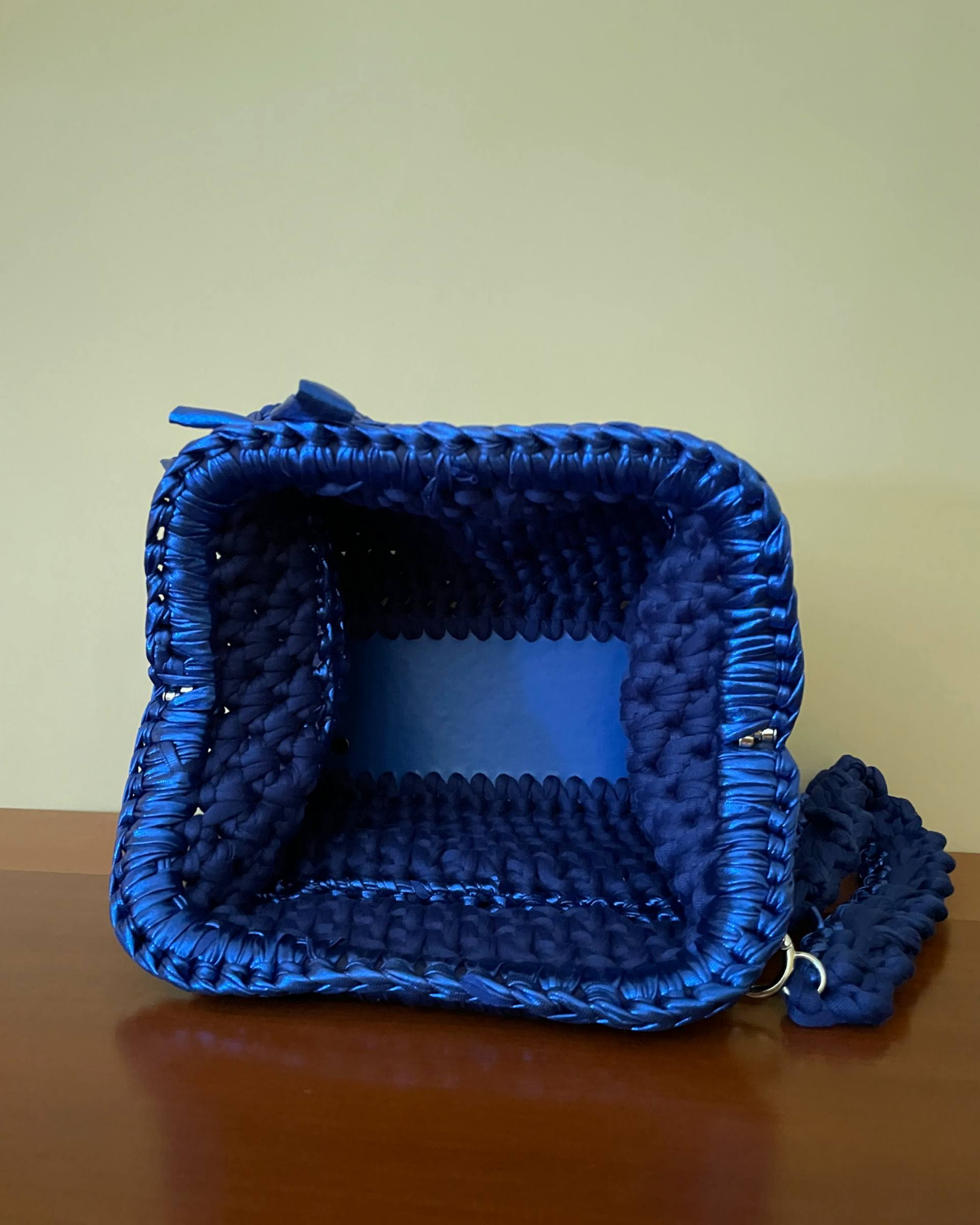Borsa Crochet Handmade Blu Elettrico con Manico Esterno Blu e Fondo in Ecopelle Blu