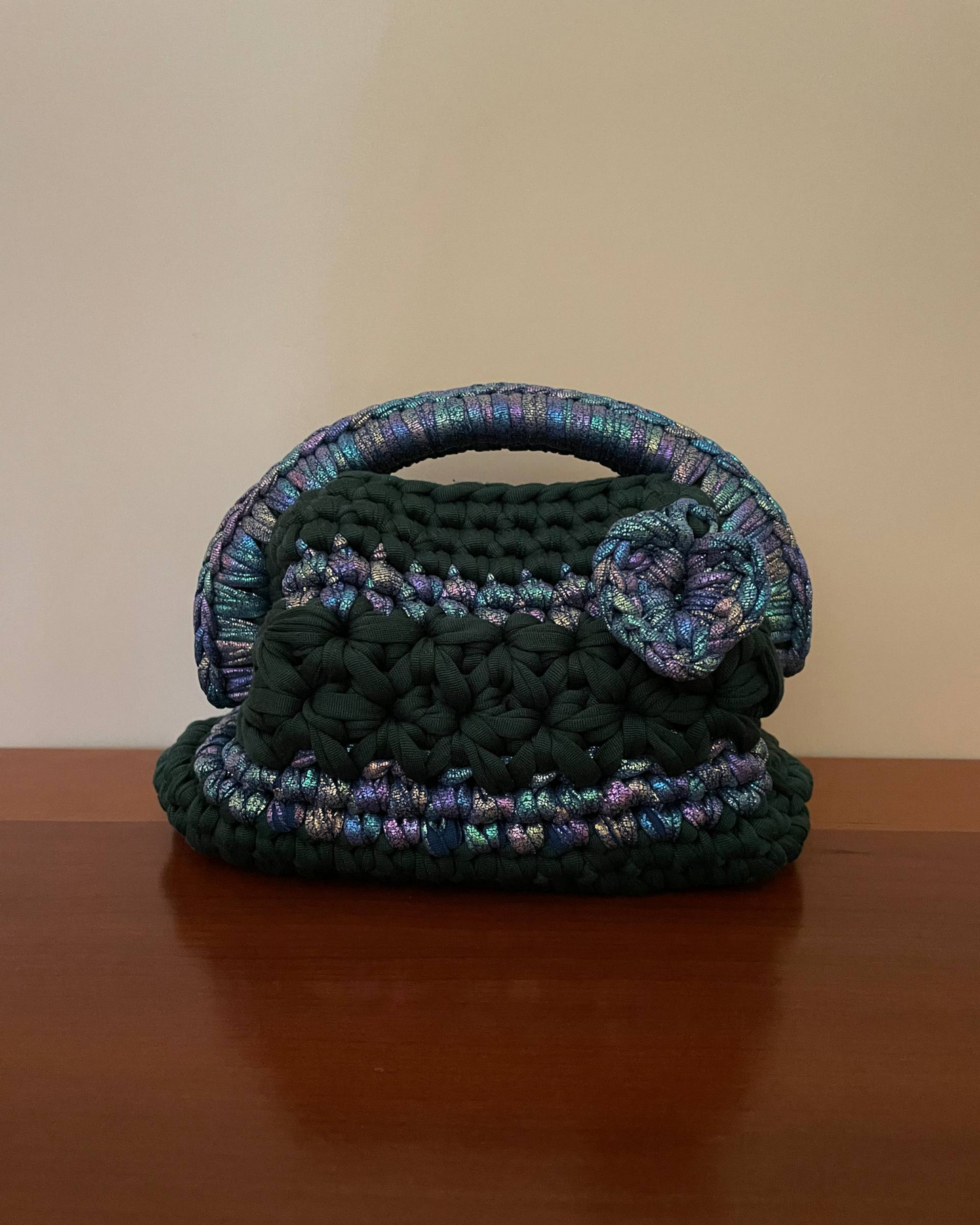 Borsa Crochet Handmade Verde Bottiglia Foderata con Inserti Multicolore e Manico Multicolore