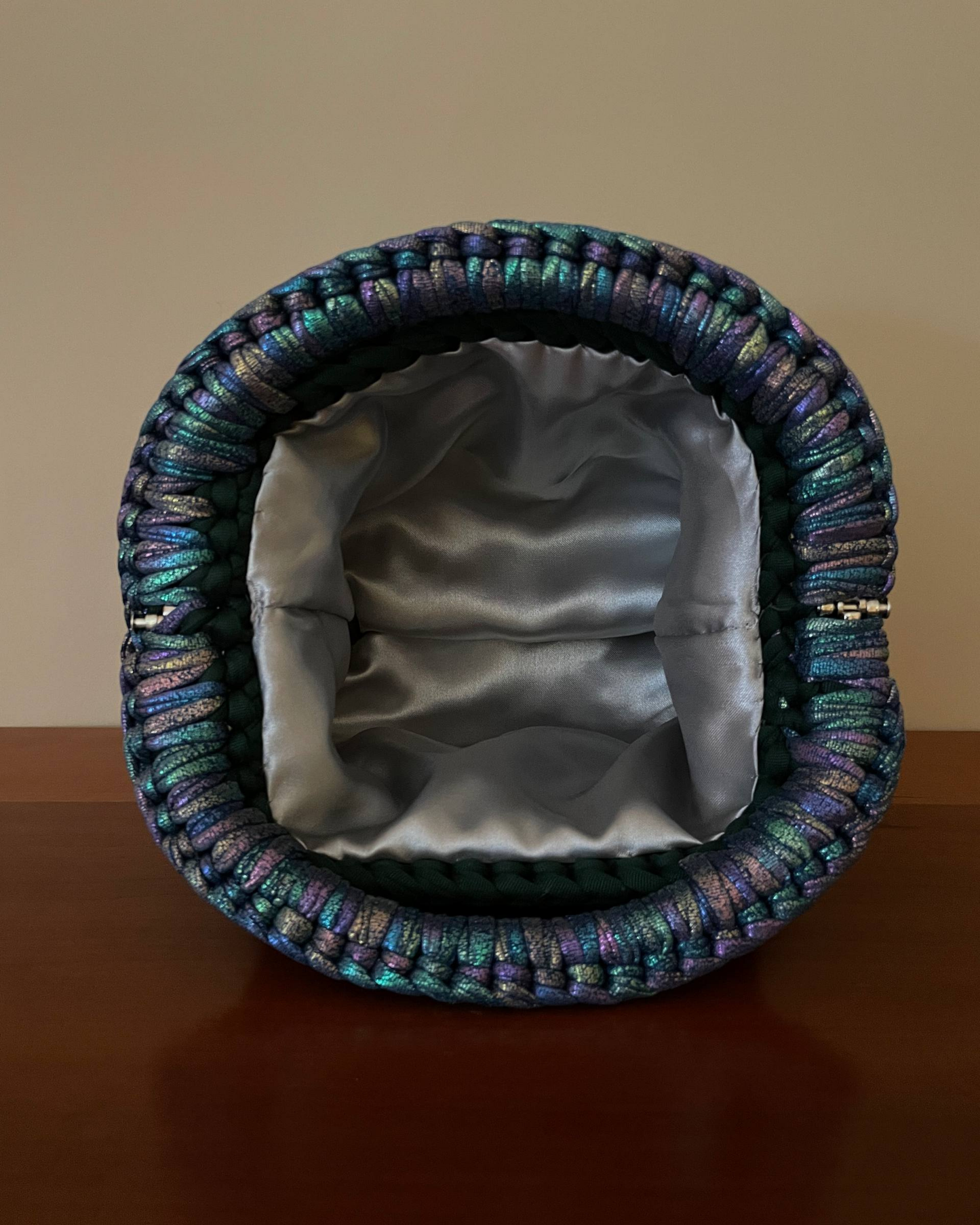 Borsa Crochet Handmade Verde Bottiglia Foderata con Inserti Multicolore e Manico Multicolore