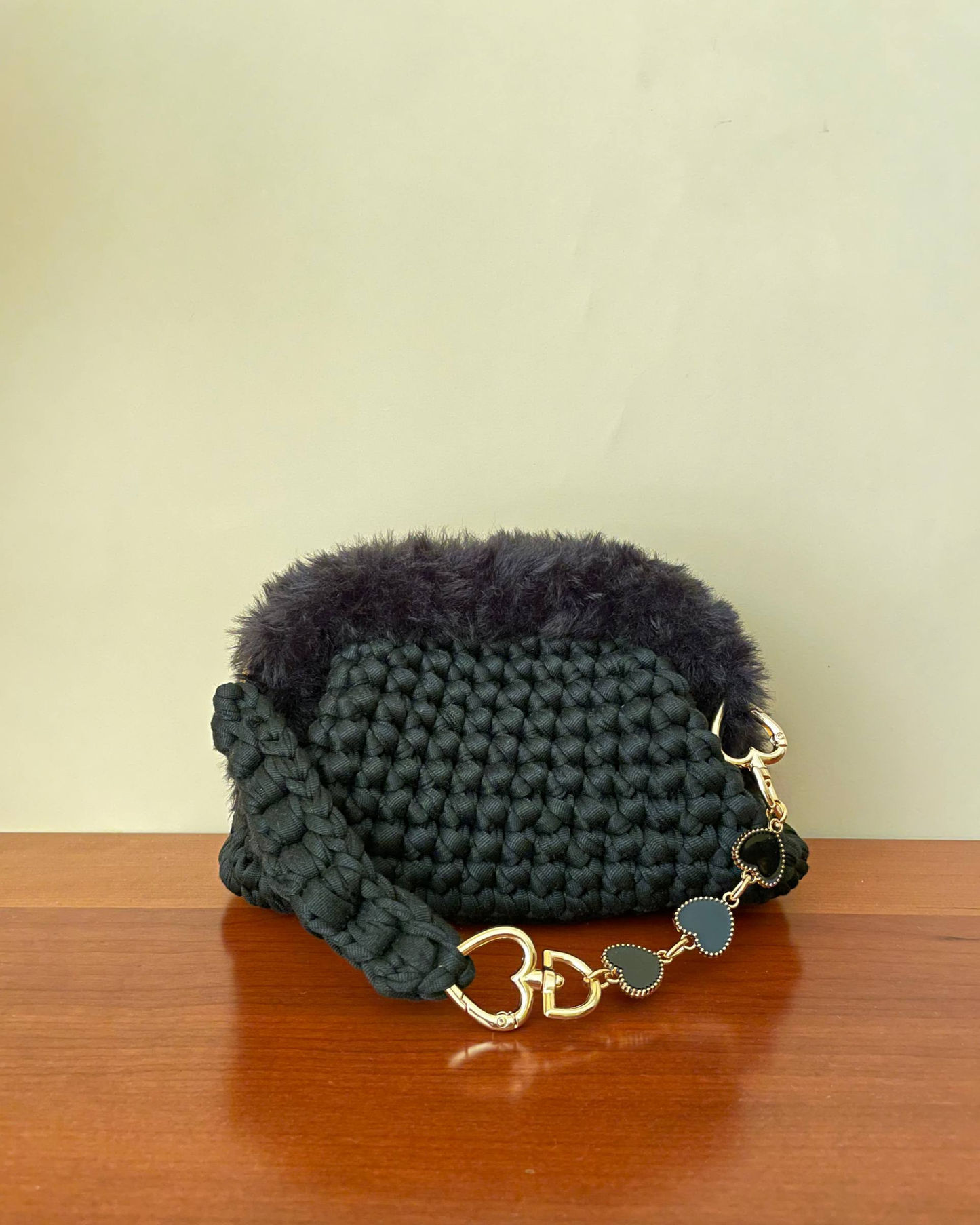 Borsa Crochet Handmade Nera con Manico in Pelliccia e Catena Dorata