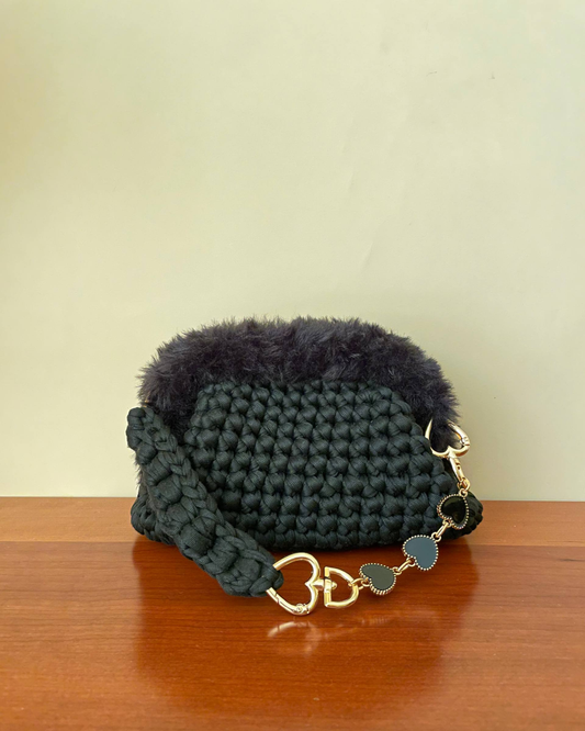 Borsa Crochet Handmade Nera con Manico in Pelliccia e Catena Dorata