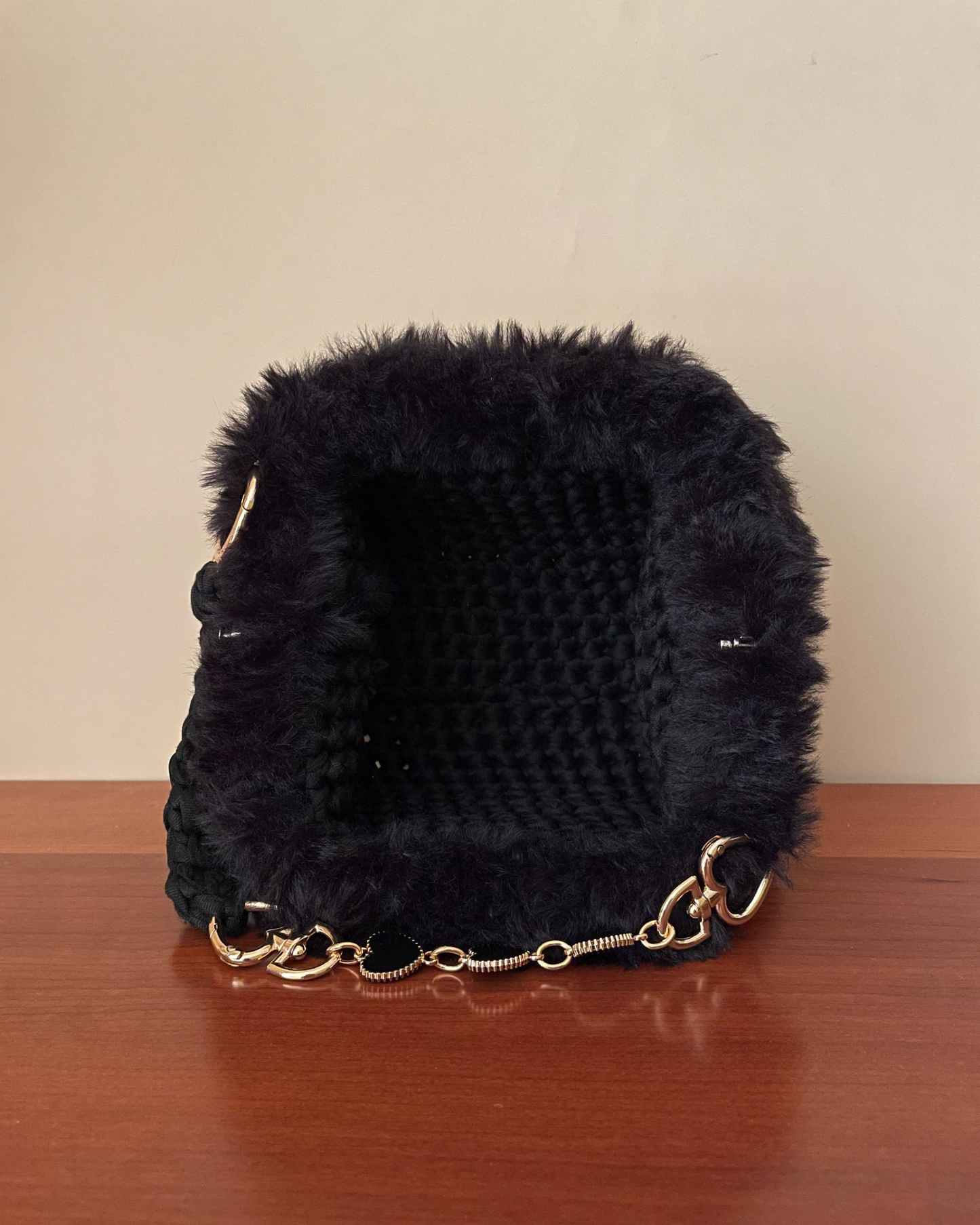 Borsa Crochet Handmade Nera con Manico in Pelliccia e Catena Dorata