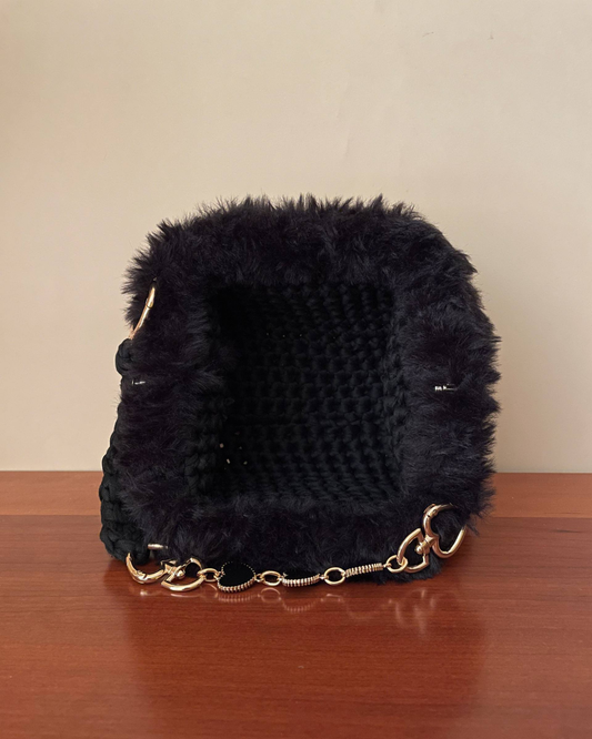 Borsa Crochet Handmade Nera con Manico in Pelliccia e Catena Dorata
